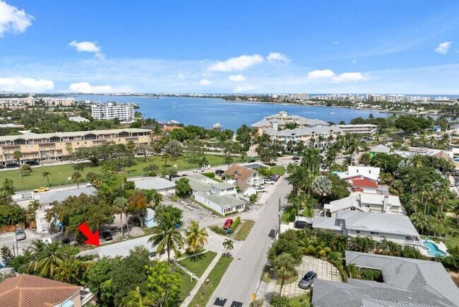 Building Photo - 121 S Lake Dr