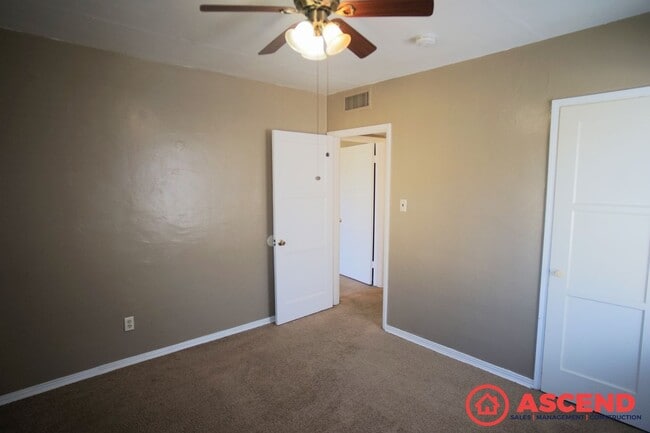 Building Photo - Cute Home Close to Downtown Bakersfield!
