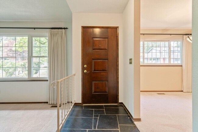 Building Photo - Spacious, well-cared for 4-bdrm/3-bath split-level—Family/laundry rooms, backyard, garage