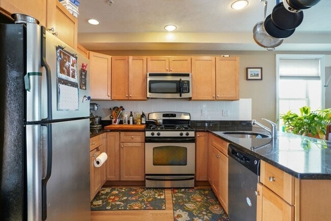 Building Photo - 32 Parker St