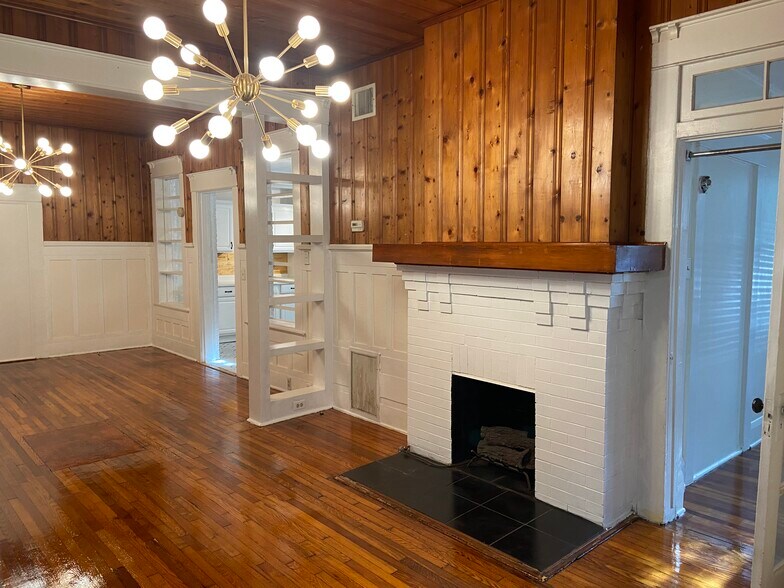 Building Photo - 616 W Azeele St
