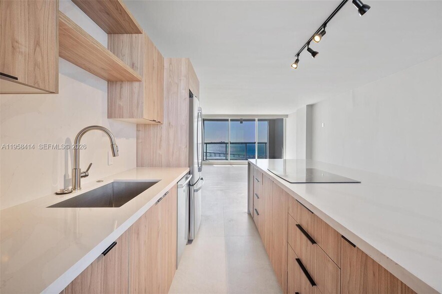 Building Photo - 1541 Brickell Ave