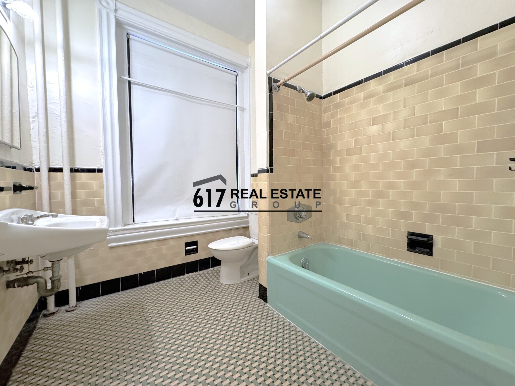 Building Photo - 504 Beacon St