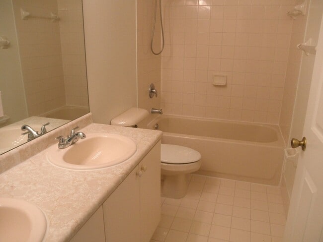 Building Photo - Shoma Townhomes