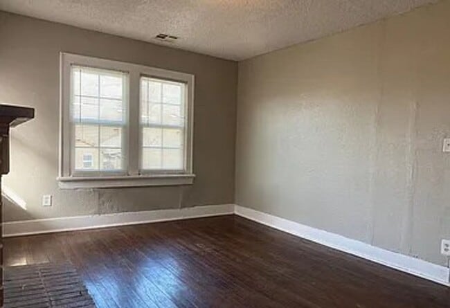 Building Photo - Charming 1 Bed Near Plaza District | Historic Character + Secure Entry