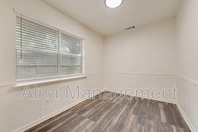 Building Photo - 2529 Belhaven Dr