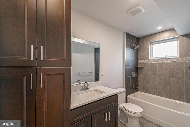 Building Photo - 2535 Annin St