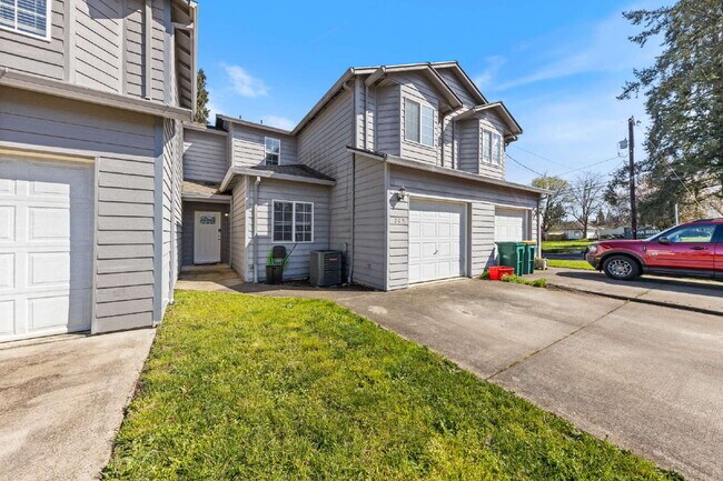 Building Photo - Spacious Townhome 3 Bedrooms plus office!