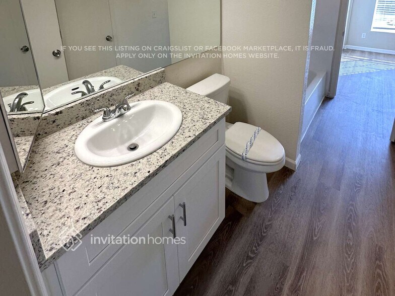 Building Photo - 1102 E Annette Dr