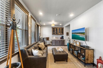 Building Photo - 728