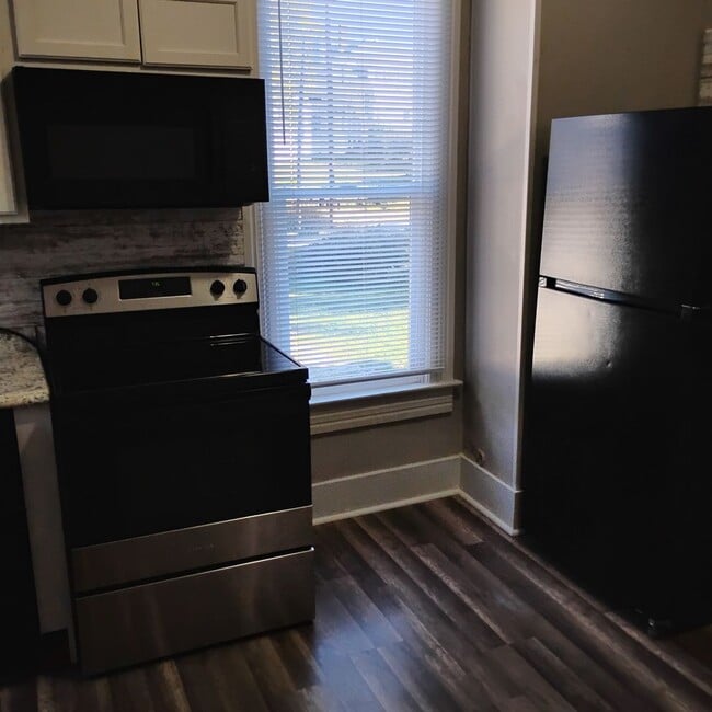 Building Photo - 217 Perrin Ave