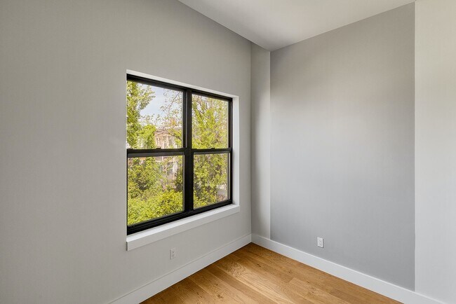 Building Photo - Welcome to #2R at 581 Fairview Avenue!