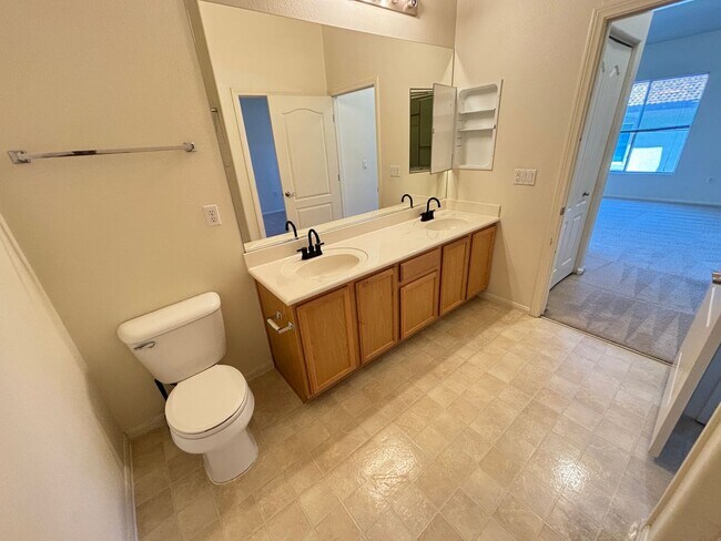 Building Photo - Beautiful 2Bed/2Bath Condo located in Henderson's Mission Ridge gated Community