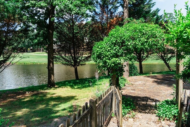 Building Photo - Beautiful Backyard Oasis on the Golf Course!