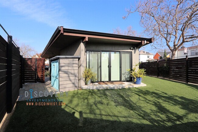 Building Photo - Centrally Located Mid-Century Contemporary Home