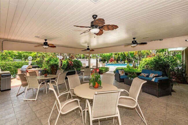 Building Photo - 625 Oaks Dr