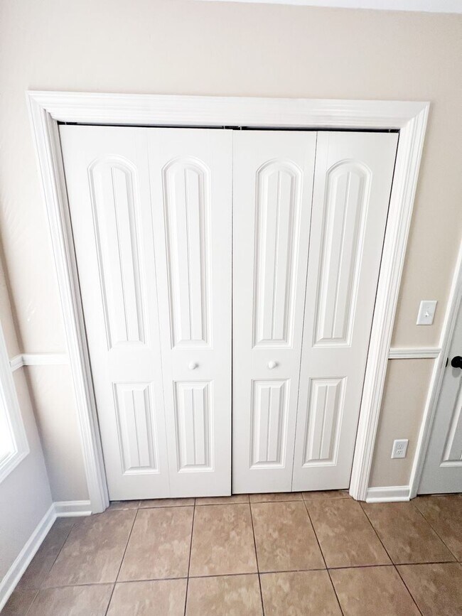 Building Photo - 2 Bedroom 1.5 Bath Townhome