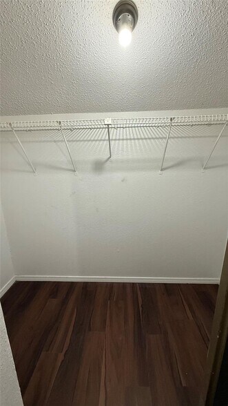 Building Photo - 9839 Walnut St