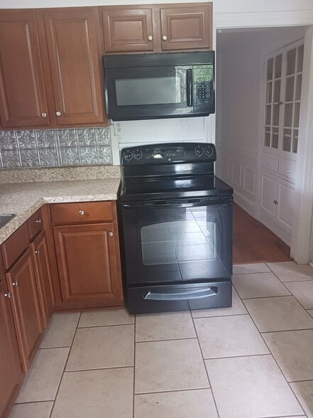 Electric Stove and Oven Plus MICROWAVE - 3002 Semmes Ave