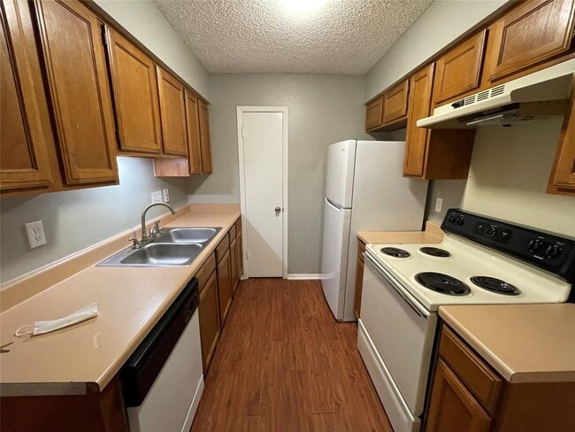 Building Photo - 7214 Lilac Ln