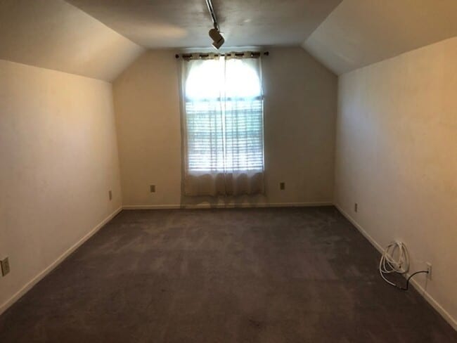 Building Photo - 1304 Foothill Dr