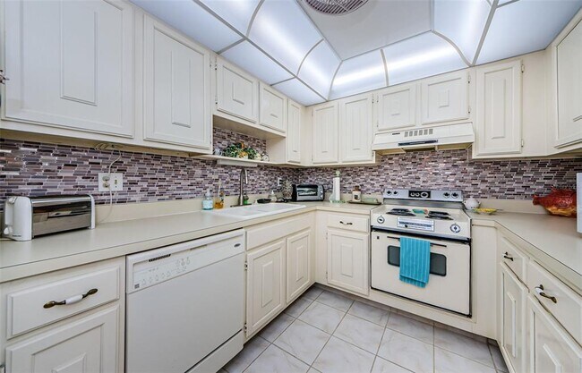Building Photo - 2700 Bayshore Blvd