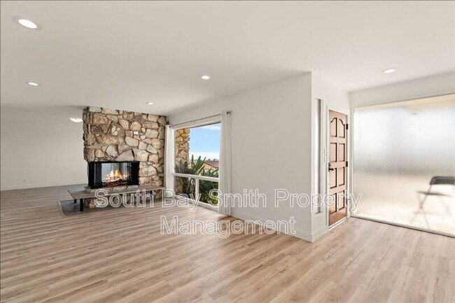 Building Photo - 312 Ave Atezada