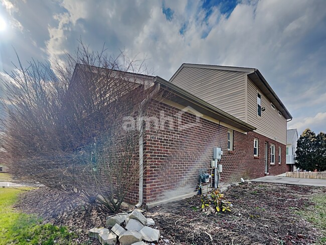 Building Photo - 8400 Woodcreek Dr