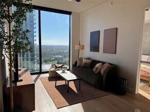 Building Photo - 610 Davis St