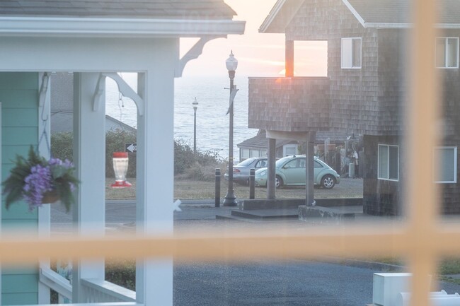 Building Photo - Beautiful Home in Nye Beach!