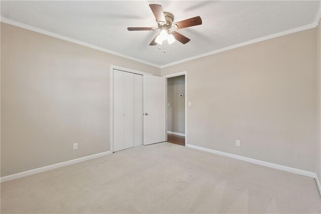 Building Photo - 345 Meadow Dr