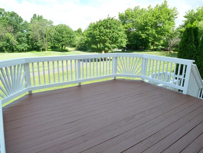Building Photo - Gorgeous Former Model 4 Bed 2.5 Bath Townh...