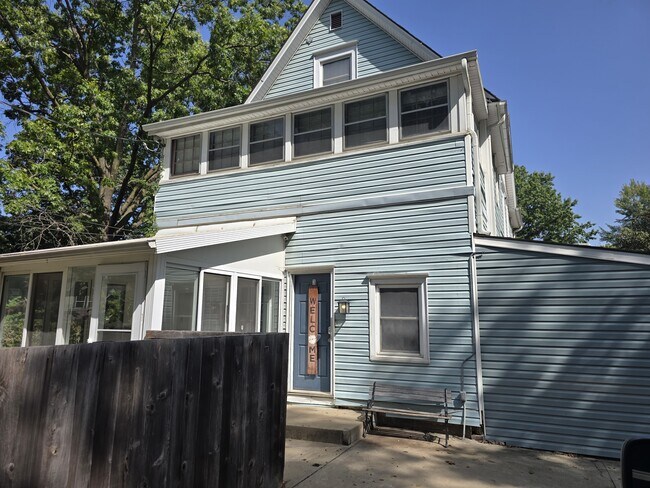 Building Photo - 3936 Mercier St