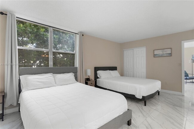 Building Photo - 9440 W Bay Harbor Dr
