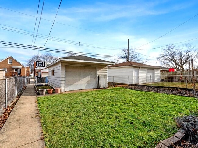 Building Photo - 4509 N Narragansett Ave