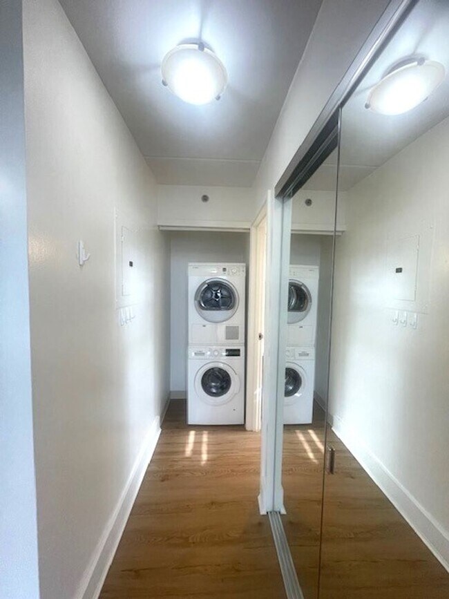 Building Photo - Upgraded 2 Bedroom / 1 Bath at the Iolani Regent