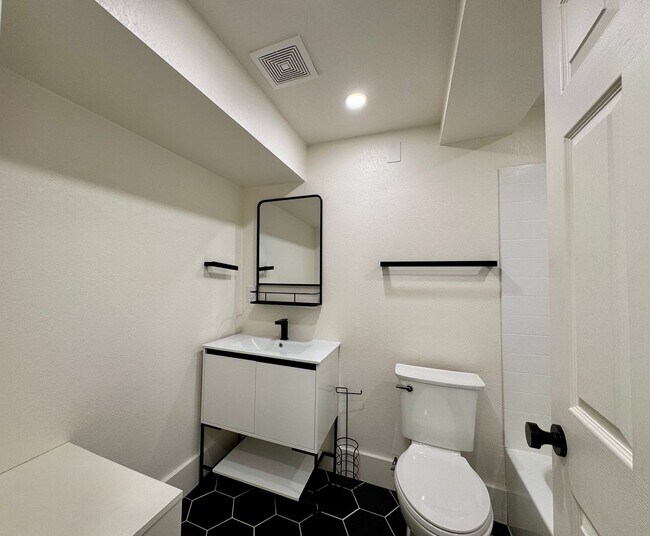 Building Photo - Welcome to your new home in the heart of T...