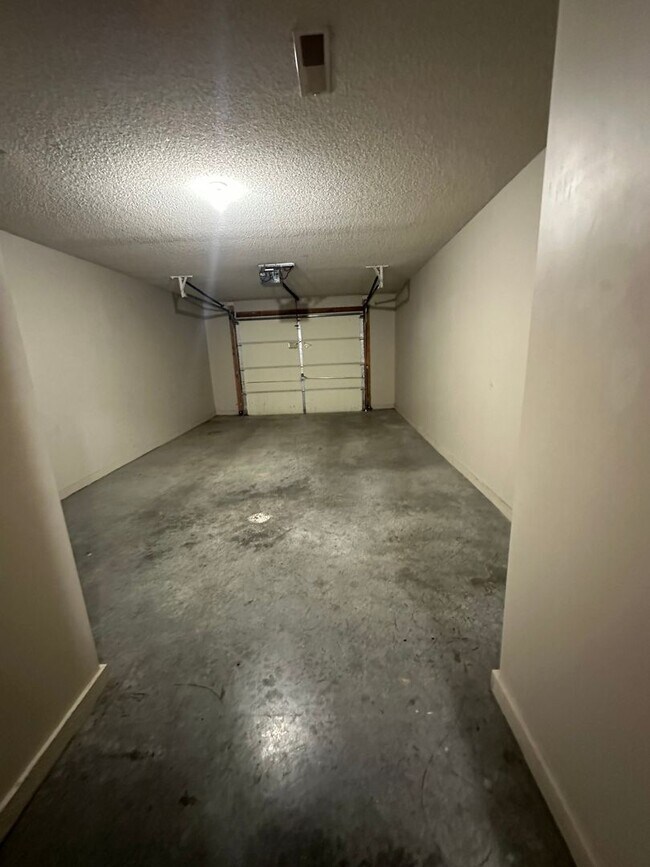 Building Photo - 1108-1110 Willow