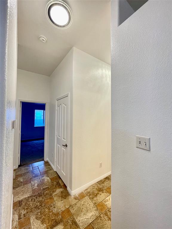 Building Photo - 2204 Zoa Dr