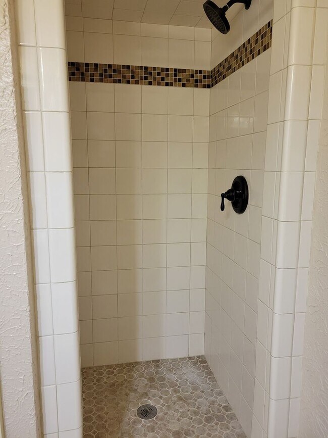 Building Photo - 3bd/2ba house close to major shopping, restaurants, and Ft. Hood!