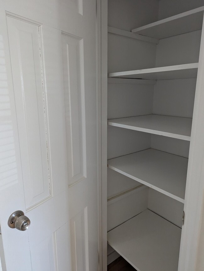 Building Photo - 511 Maple Ave