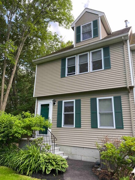 Front, lots of windows - 30 Charter St
