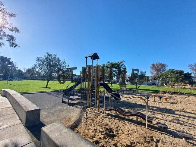 Building Photo - Beautiful Two-Level 5Bd 3.5Ba Home in Newport Beach