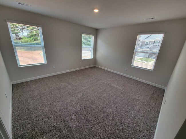 Building Photo - 3 Bed, 2 Bath Townhome Available in Berea