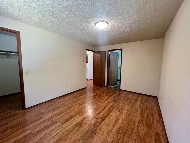 Building Photo - Well Maintained 2BD Duplex - Water Included