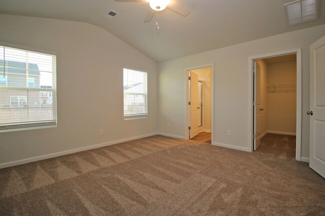 Building Photo - 3 Bedroom, 2 Bath in Lexington - Available...