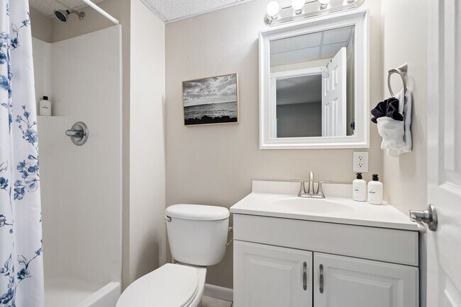 Building Photo - 215 Venus Ct
