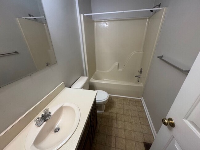 Building Photo - 106-110 Northwoods Dr