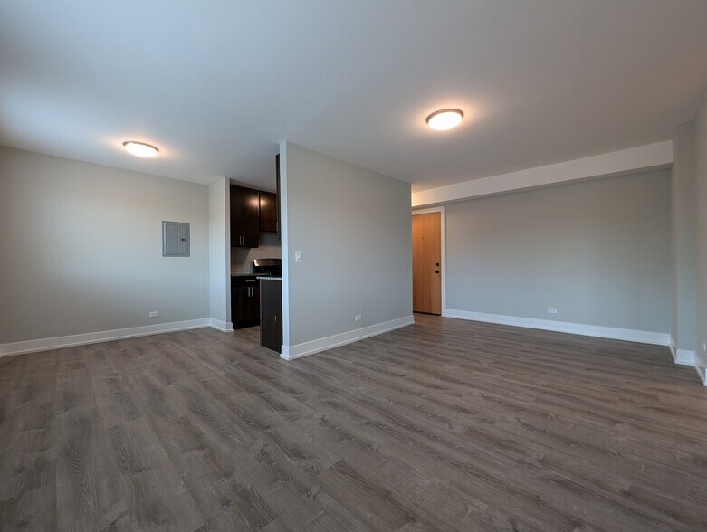 Building Photo - 542 W Surf St