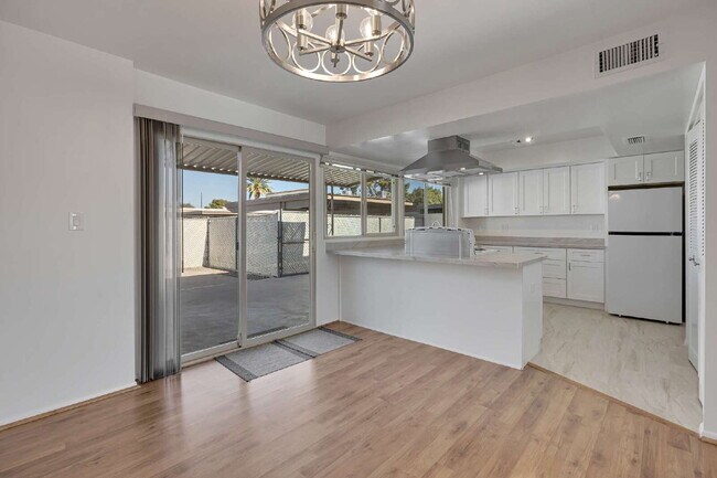 Building Photo - Scottsdale Townhome Now Available!